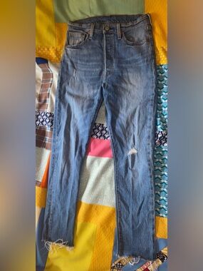 Levi's Women's Skinny Jeans in Blue with Distressed Knee 28*30